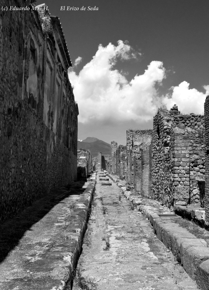 Una calle de Pompeya con el Vesubio al fondo